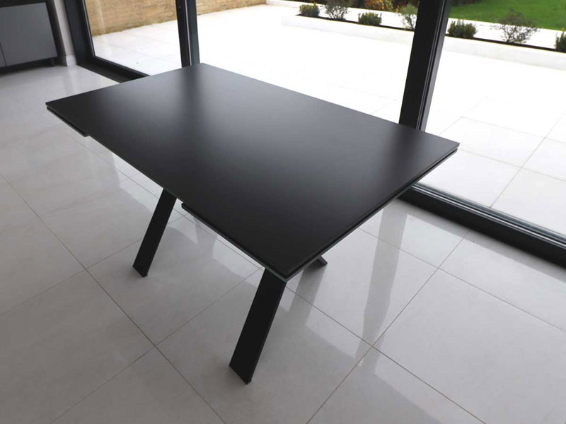 Xenon extendable table in Black Ceramic