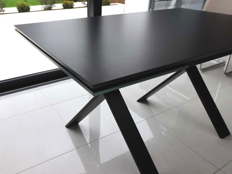 Xenon extendable table in Black Ceramic